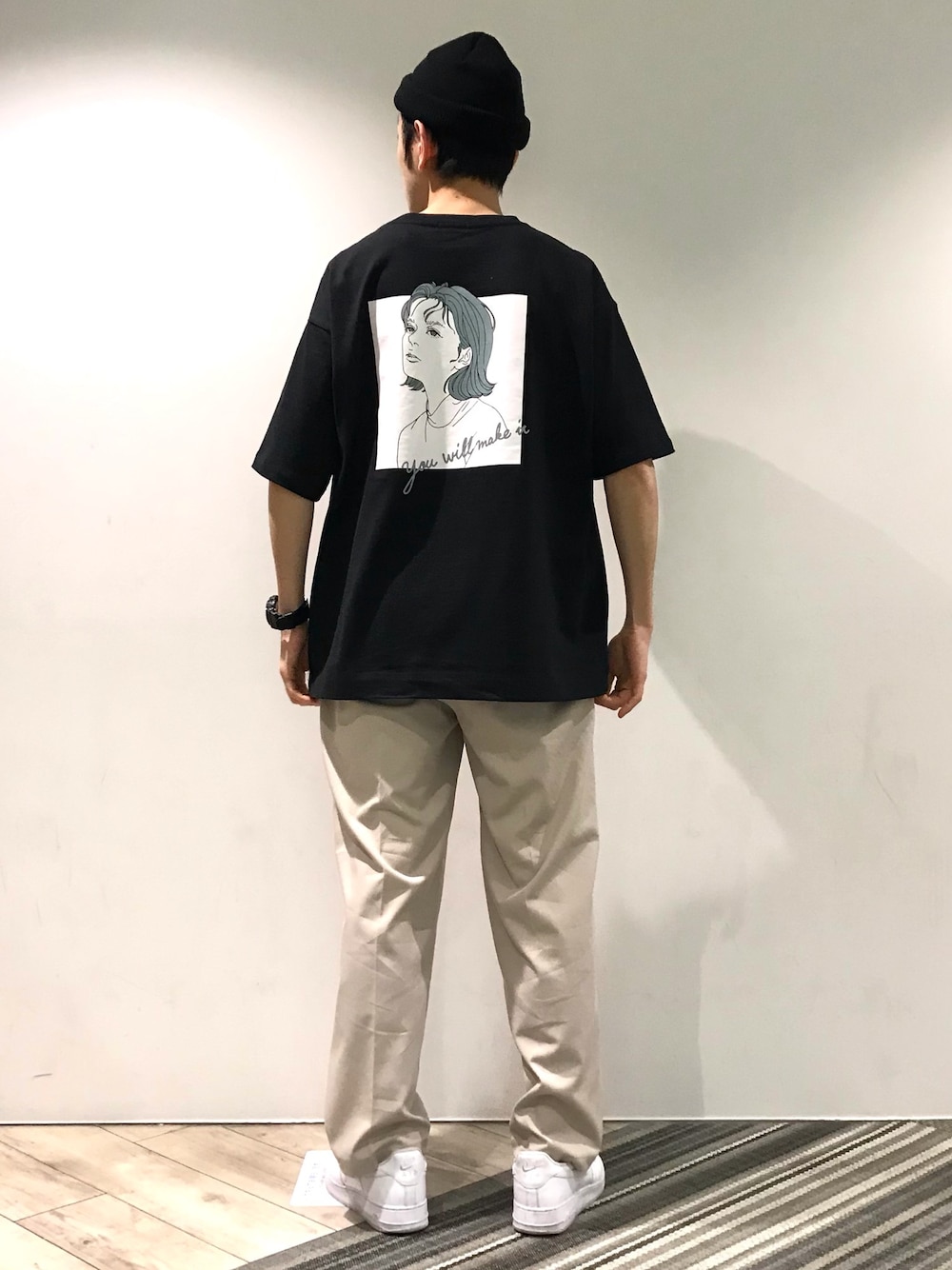 ブラック系のTシャツ/カットソー、ベージュ系のその他パンツを着用したメンズの春コーディネートの1枚目の写真