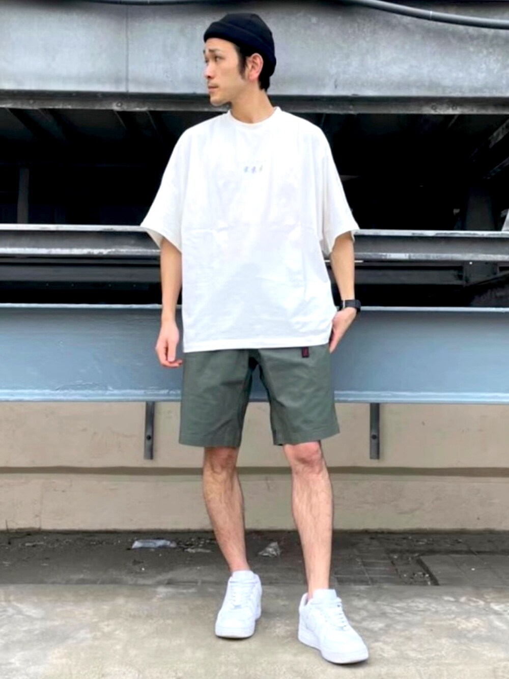 「Junred、プチプラ、プチプラコーデ、夏コーデ、カジュアルコーデ、ショートパンツ、ロゴT、カーキ、白Tシャツ、スニーカー」｜「GramicciのGRAMICCIWEATHER ST-SHORTS（その他パンツ、グリーン系）」を使った、makoさん（メンズ・172cm）の夏コーディネートの1枚目の写真