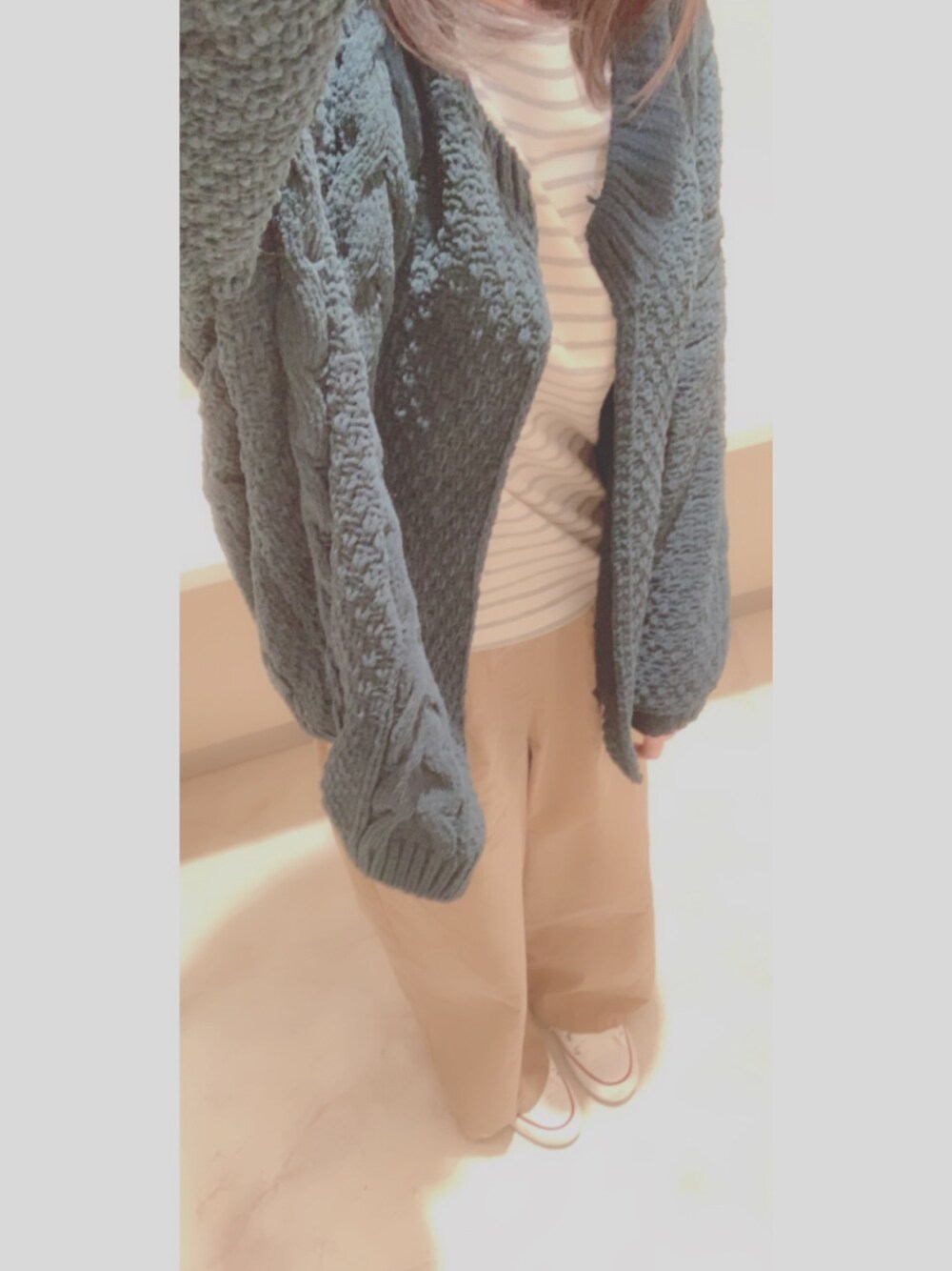 ホワイト系のスニーカー、ホワイト系のTシャツ/カットソーを着用したレディースの春コーディネートの1枚目の写真