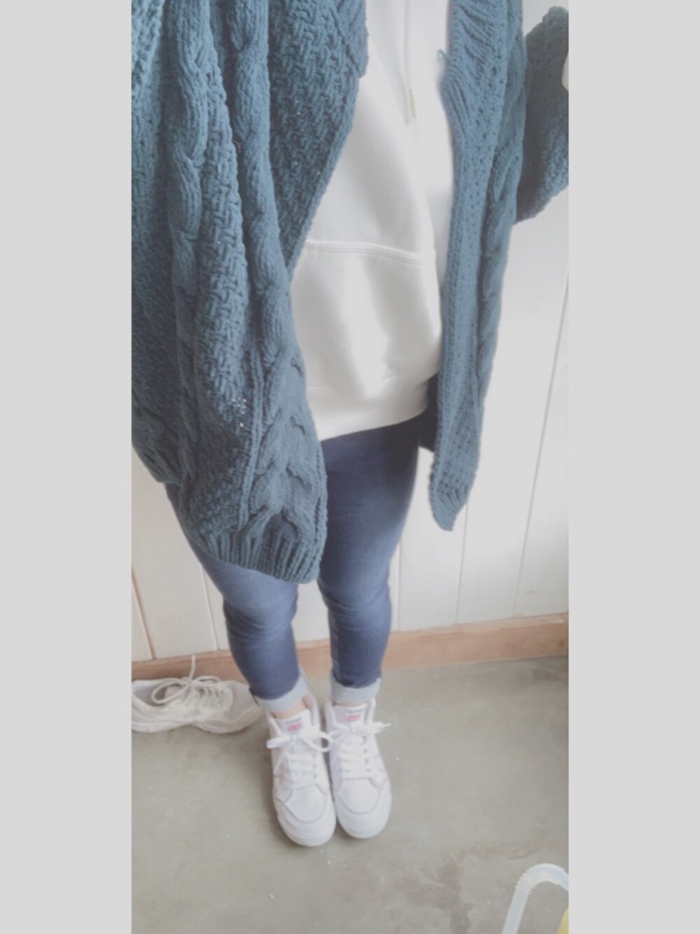 ホワイト系のパーカー、ホワイト系のスニーカーを着用したレディースの春コーディネートの1枚目の写真