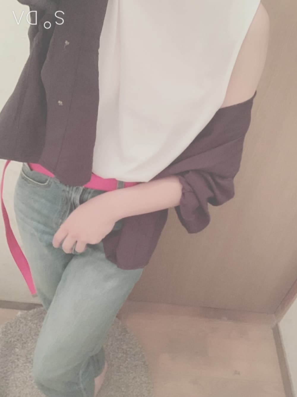 ホワイト系のタンクトップ、ブルー系のデニムパンツ、レッド系のベルトを着用したレディースの秋コーディネートの1枚目の写真