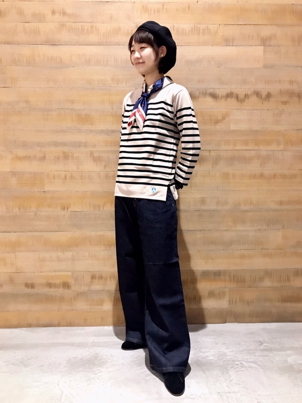 「orcival、ボーダートップス、ベレー帽、秋のコーデ、大人カジュアル、ワイドデニム、SERGE de bleu、スカーフ、manipuri、Bshop」｜「ORCIVALのベレー帽（ハンチング/ベレー帽、ブラック系）」を使った、BSHOPみなとみらいスタッフさん（レディース・160cm）の秋コーディネートの1枚目の写真