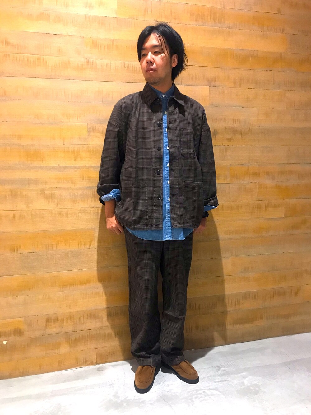 「カジュアル、セットアップ、ワークウェア、フランス、VETRA、unfil、Bshop、Bshopみなとみらい店」｜「VETRAの【VETRA】〈別注〉オーバーサイズ カバーオール GLENCHECK MEN（カバーオール、ブラウン系）」を使った、BSHOPみなとみらいスタッフさん（メンズ・160cm）の夏コーディネートの1枚目の写真