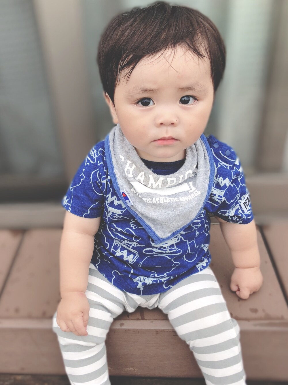 ブルー系のTシャツ/カットソー、グレー系のパンツ、グレー系のスタイ/よだれかけを着用したキッズの夏コーディネートの1枚目の写真