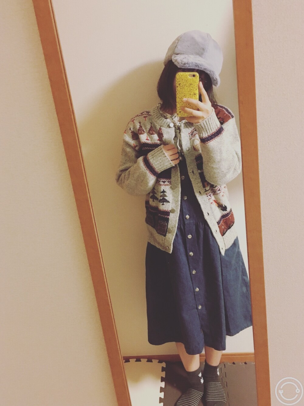 「ゆるコーデ、古着、古着MIX、ワンピース、ファーキャップ、used、used mix、vintage、カーディガン」｜「VINTAGEのアイテム（カーディガン/ボレロ、グレー系）」を使った、まっちゃんさん（レディース・157cm）の秋コーディネートの1枚目の写真