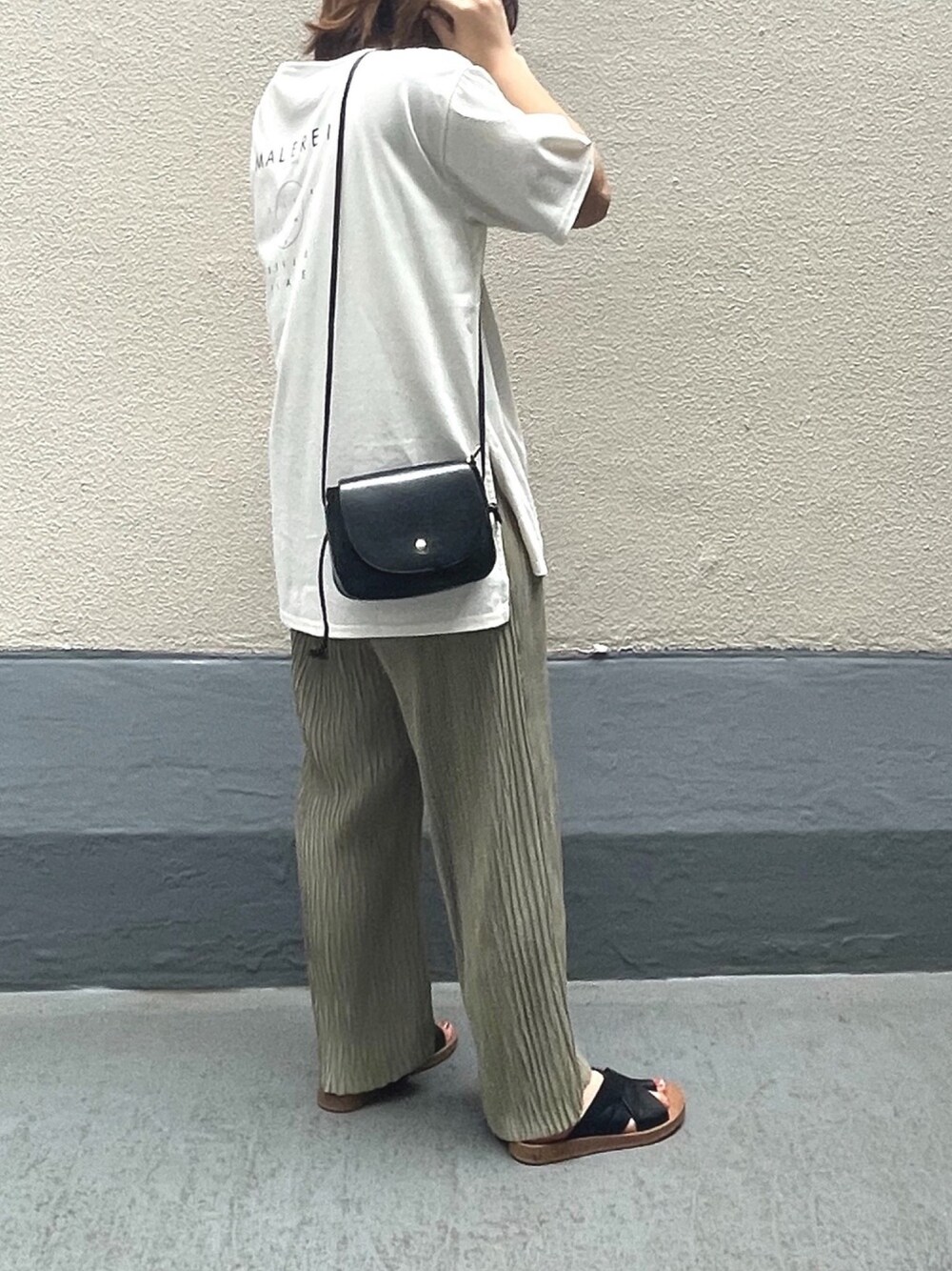 ホワイト系のTシャツ/カットソー、グリーン系のその他パンツを着用したレディースの秋コーディネートの1枚目の写真