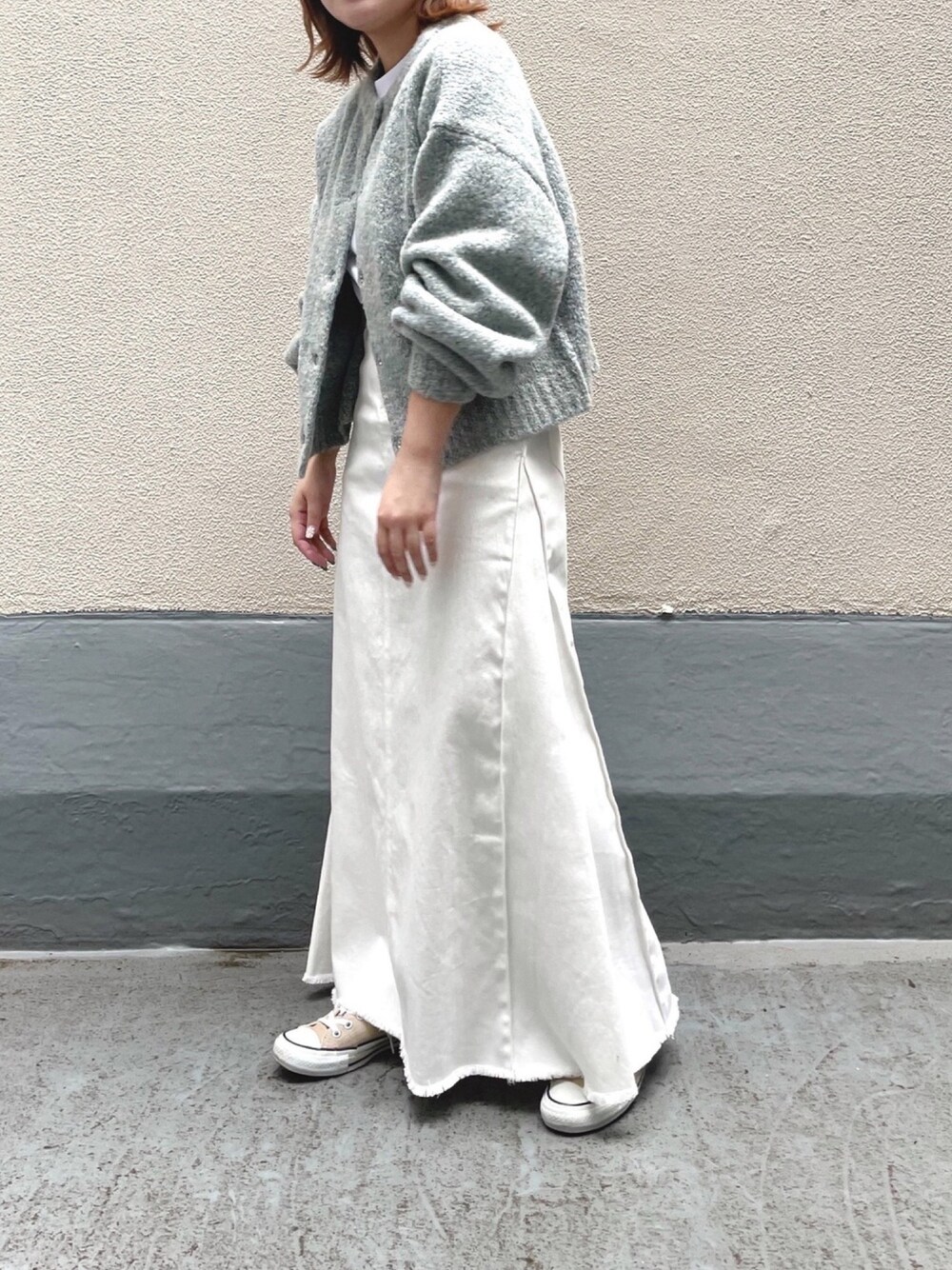 「カーディガン、スニーカー、ニット、カジュアル、シンプル、converse、デニムスカート、休日コーデ、秋服準備はじめました、秋トレンド2021」｜「HER CLOSETの【HERCLOSET】アルパカMIXヤーンボリューム袖2WAYカーディガン（カーディガン/ボレロ、ブルー系）」を使った、とくさん（レディース・151cm）の秋コーディネートの1枚目の写真