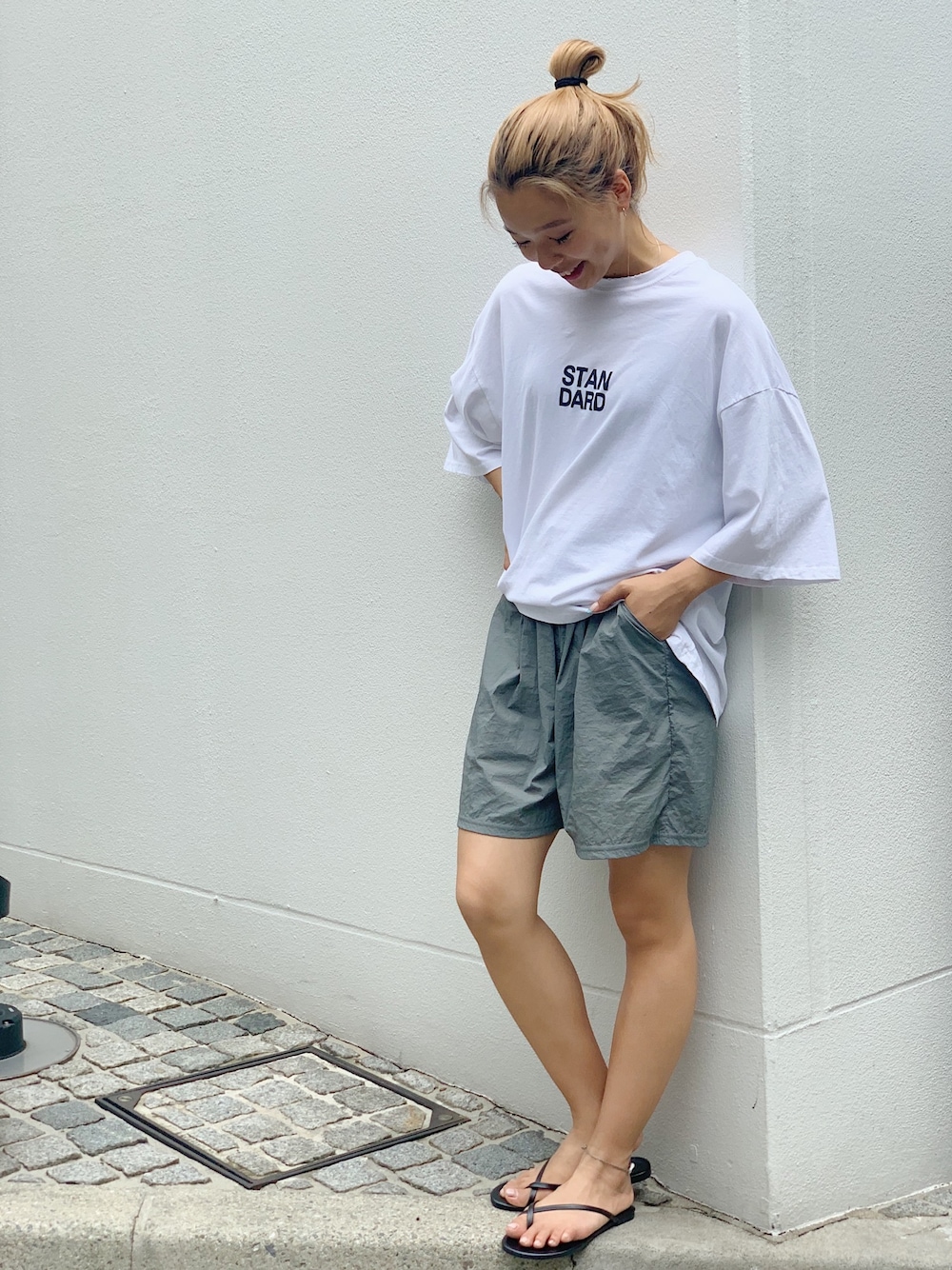 「ビッグシルエット、ロゴT、シンプル、夏、休日スタイル、サンダル、シンプルコーデ、ラクチンコーデ、ビーチサンダル、夏セールで買いました」｜「CANAL JEANのvia j(ヴィアジェイ) ナイロンショートパンツ（その他パンツ、グレー系）」を使った、CANAL JEAN 神戸店さん（レディース・163cm）の夏コーディネートの1枚目の写真