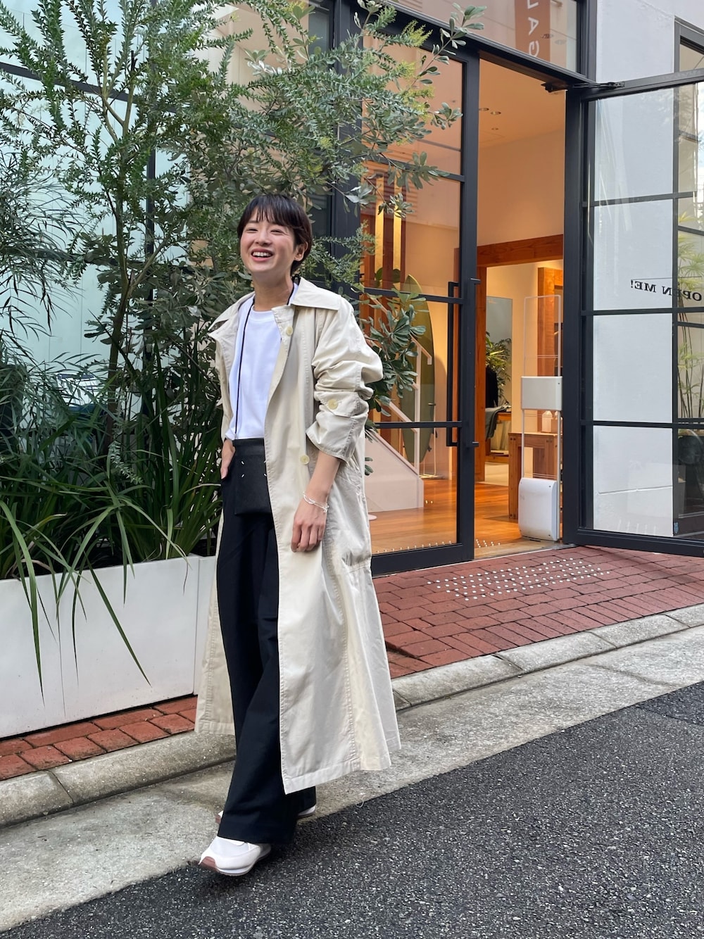 「シンプル、黒、大人カジュアル、春アウター、休日コーデ、ootd、スプリングコート、春コーデ、ママコーデ、低身長コーデ」｜「TODAYFULのタックオーバートレンチコート（Tuck Over Trenchcoat）（トレンチコート、ホワイト系）」を使った、CANAL JEAN 神戸店さん（レディース・163cm）の冬コーディネートの1枚目の写真