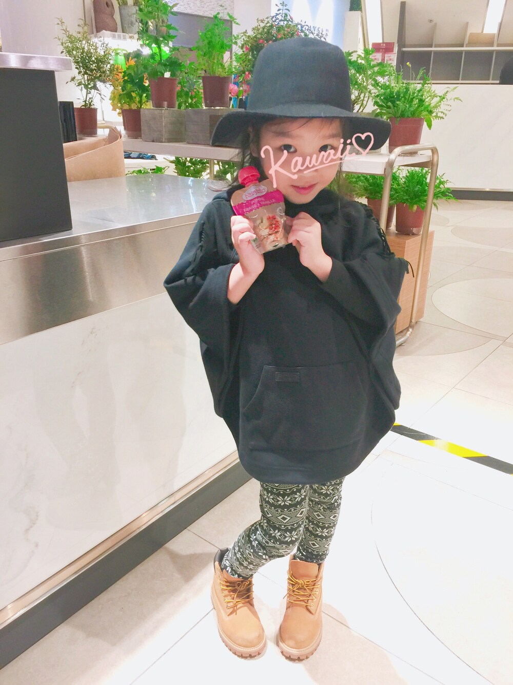 「韓国子供服のアイテム（キャップ、ブラック系）」を使った、Aureliaさん（キッズ・110cm）の冬コーディネートの1枚目の写真