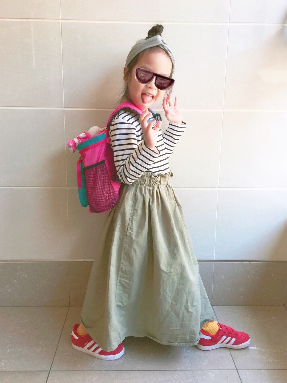 「🇰🇷のアイテム（ヘアバンド、グレー系）」を使った、Aureliaさん（キッズ・110cm）の春コーディネートの1枚目の写真