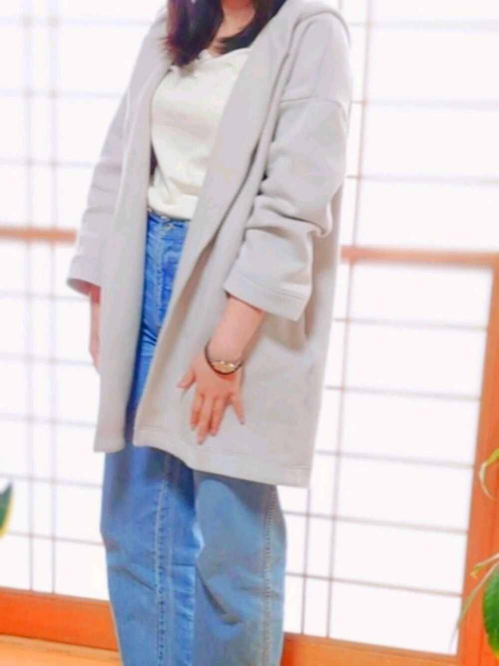 ブルー系のデニムパンツ、グレー系のムートンコート、ホワイト系のTシャツ/カットソーを着用したレディースの春コーディネートの1枚目の写真