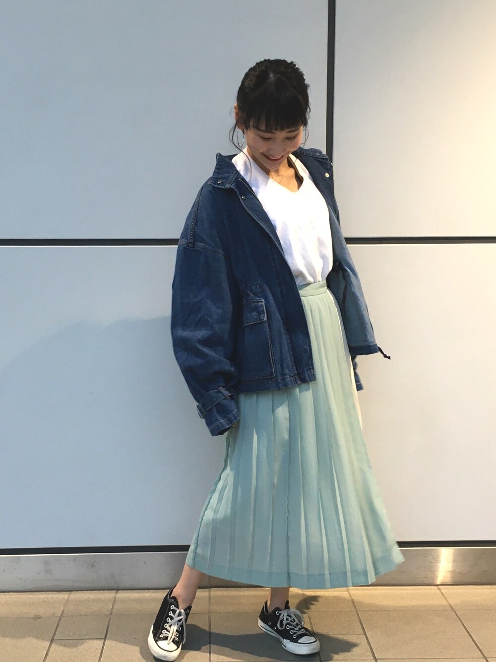 「converse、CONVERSE TOKYO、オトナカジュアル、デニムジャケット、プリーツスカート、春コーデ、スニーカーコーデ、コンバース、スカート」｜「CONVERSE TOKYOのデザインデニムジャケット（デニムジャケット、ブルー系）」を使った、aobaさん（レディース・160cm）の冬コーディネートの1枚目の写真
