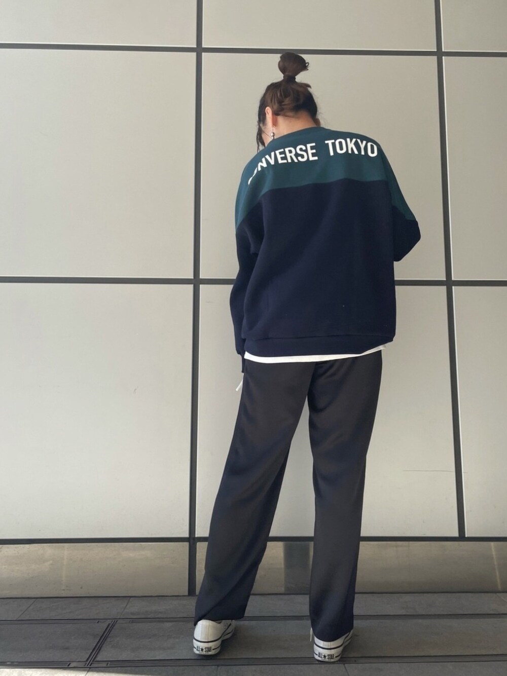「冬コーデ、カジュアルコーデ、シンプル、パンツスタイル、休日コーデ、オーバーサイズ、スニーカー、オトナカジュアル、converse、CONVERSE TOKYO」｜「CONVERSE TOKYOのスターカットスウェット（スウェット、ベージュ系）」を使った、aobaさん（レディース・160cm）の冬コーディネートの1枚目の写真