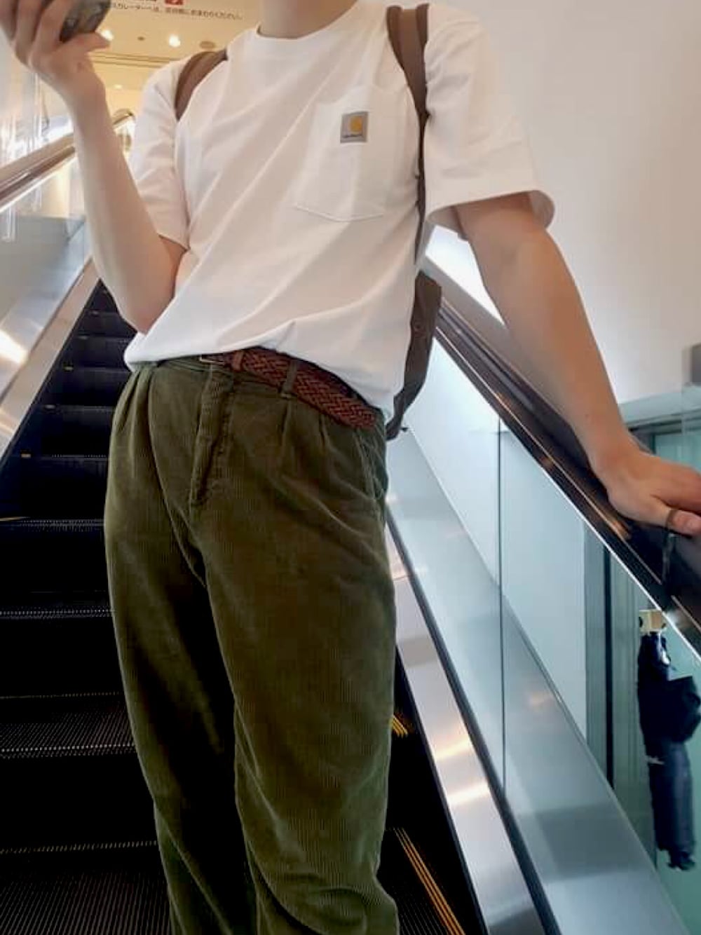 「コーデュロイ、ザラ、カンケン」｜「ZARAのアイテム（その他パンツ、グリーン系）」を使った、まてぃすさん（メンズ・179cm）の秋コーディネートの1枚目の写真