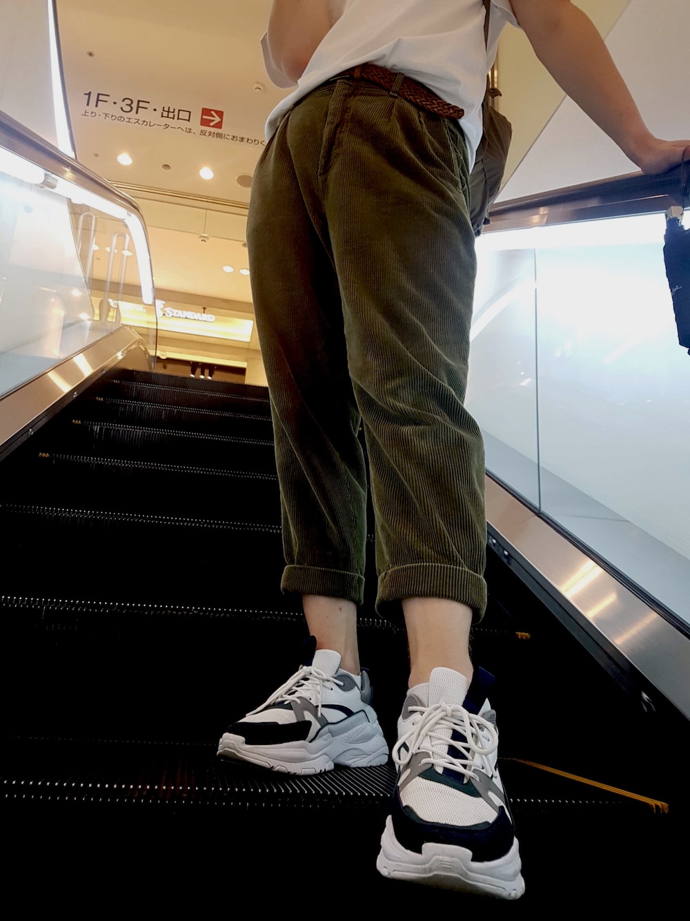 「チャンキースニーカー、スニーカー、コーデュロイ」｜「ZARAのアイテム（その他パンツ、グリーン系）」を使った、まてぃすさん（メンズ・179cm）の秋コーディネートの1枚目の写真