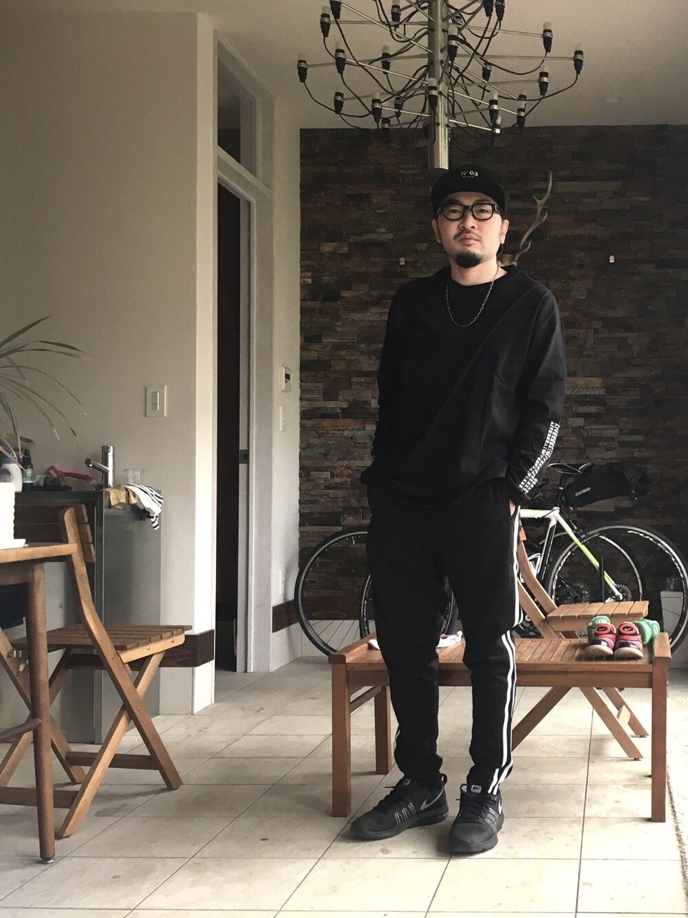 「休日スタイル、春コーデ、ブラック、ストリート、黒スキニー、黒スニーカー、スポーツミックス、低身長、キャップ、ワントーンコーデ」｜「CASPER JOHN AIVERのCASPER JOHN AIVER　袖ロゴドロップショルダー天竺ロンT（Tシャツ/カットソー、ブラック系）」を使った、h.s.1977さん（メンズ・165cm）の春コーディネートの1枚目の写真