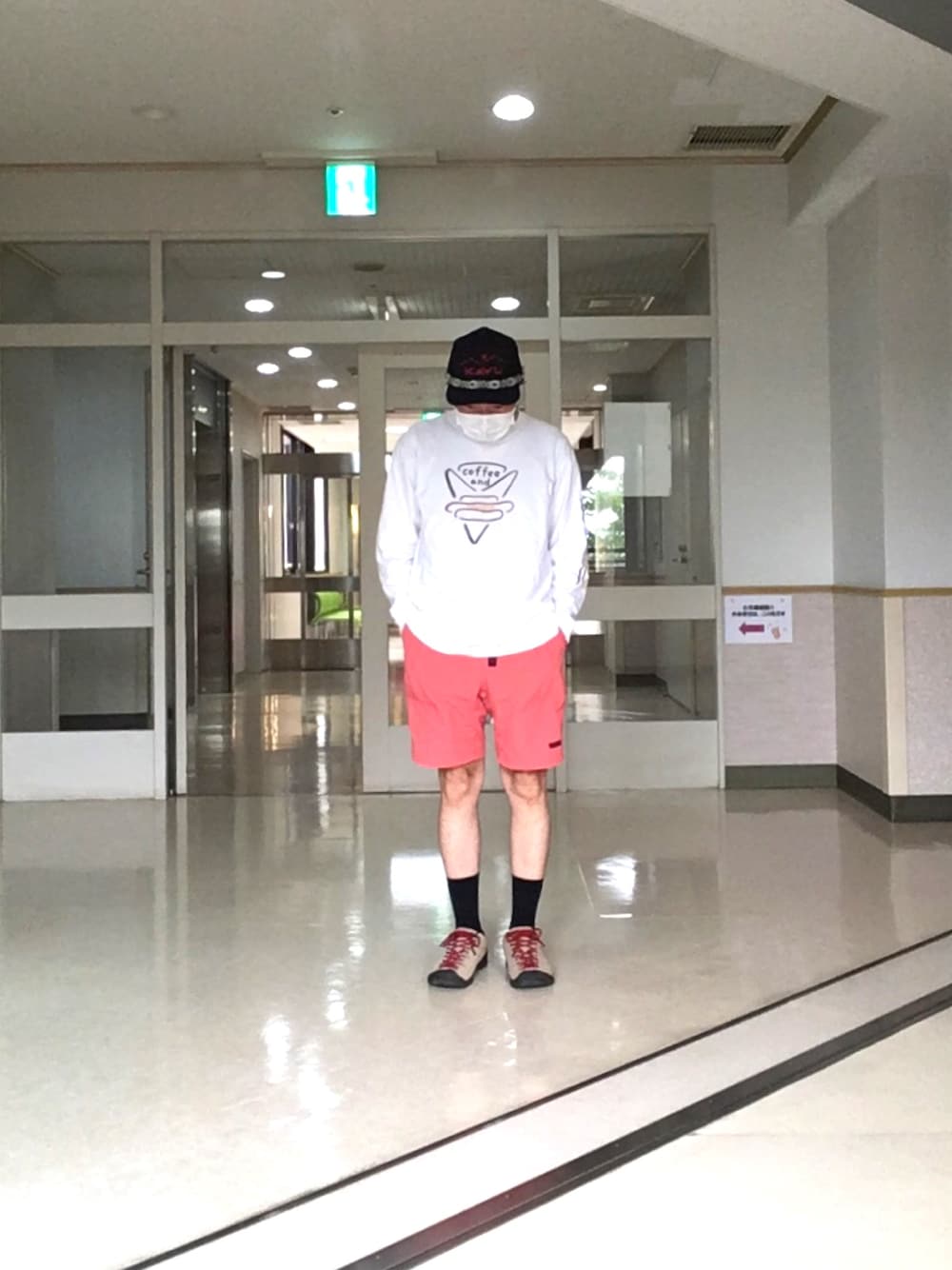 「令和ピンクを纏え、夏、カジュアル、keen Jasper、keen、KAVU、グラミチ、GRAMICCI」｜「JOURNAL STANDARDのNAIJEL GRAPH×JS / ナイジェルグラフ : 別注 FAST FOOD Tシャツ #（Tシャツ/カットソー、ホワイト系）」を使った、h.s.1977さん（メンズ・165cm）の夏コーディネートの1枚目の写真
