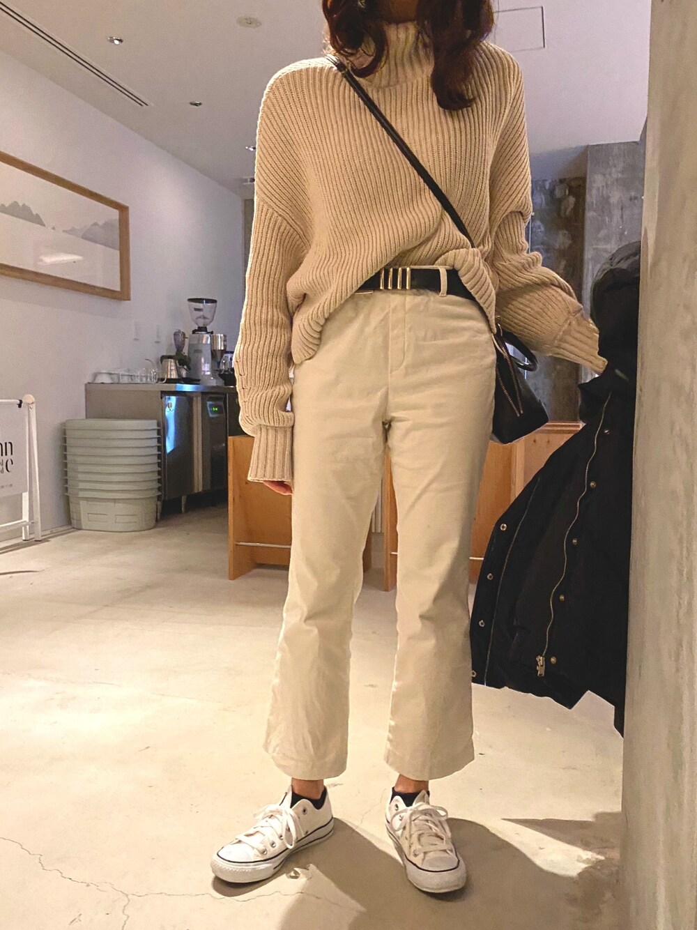 「ティティベイト、ニット、ゲス(GUESS)、ダウンジャケット、UNIQLO、シンプル、コンバース、ホワイト、オトナカジュアル、ベージュ」｜「UNIQLOのアイテム（パンツ、ホワイト系）」を使った、ゆかりんさん（レディース・161cm）の春コーディネートの1枚目の写真