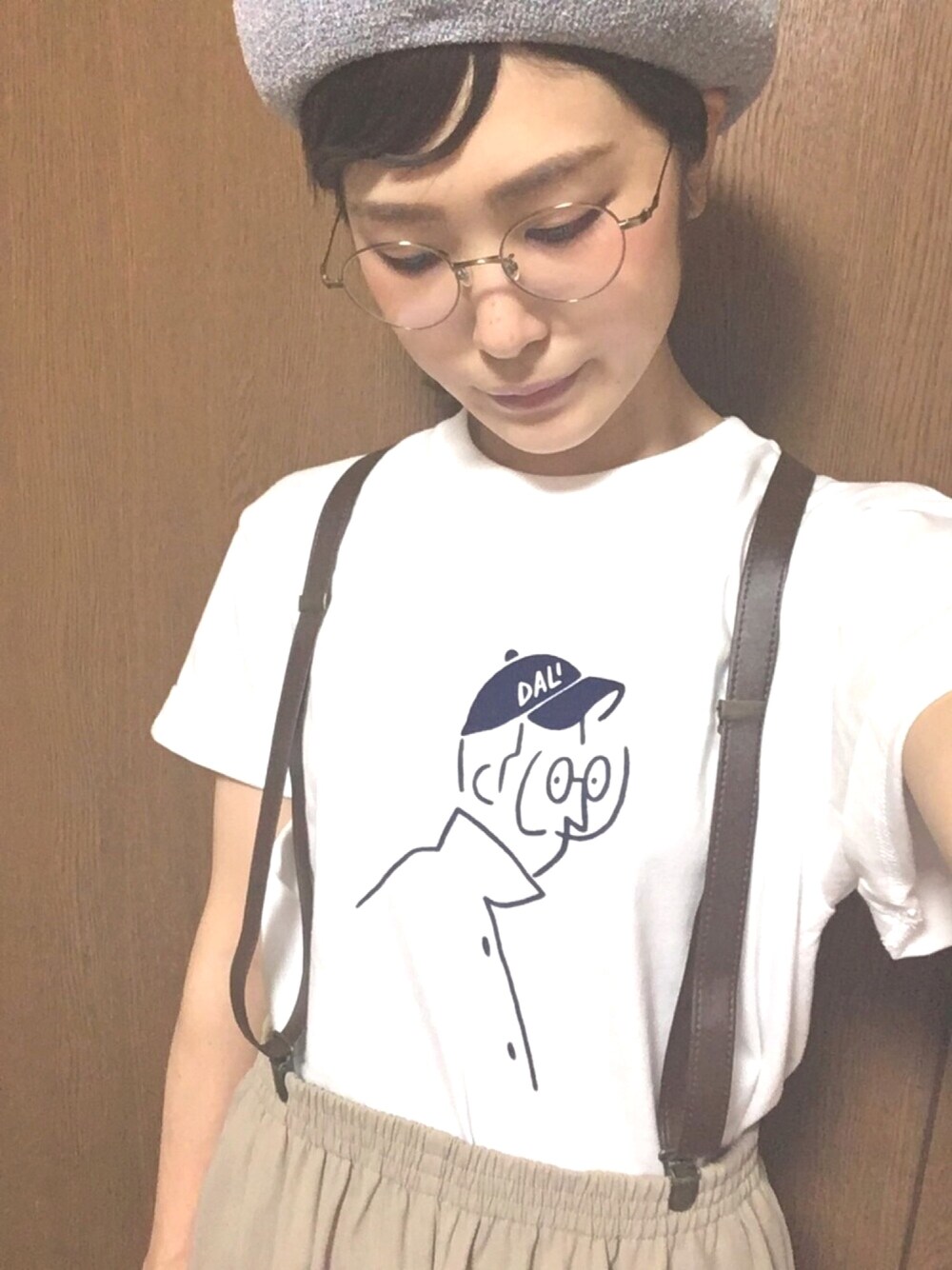 「ootd、yunagaba、長場雄、BEAMS、白Tシャツ、イラストT、Tシャツ、スラックス、ベレー帽、めがね」｜「studio CLIPのPUサスペンダー（サスペンダー、ブラウン系）」を使った、おぐらあんさん（レディース・156cm）の夏コーディネートの1枚目の写真