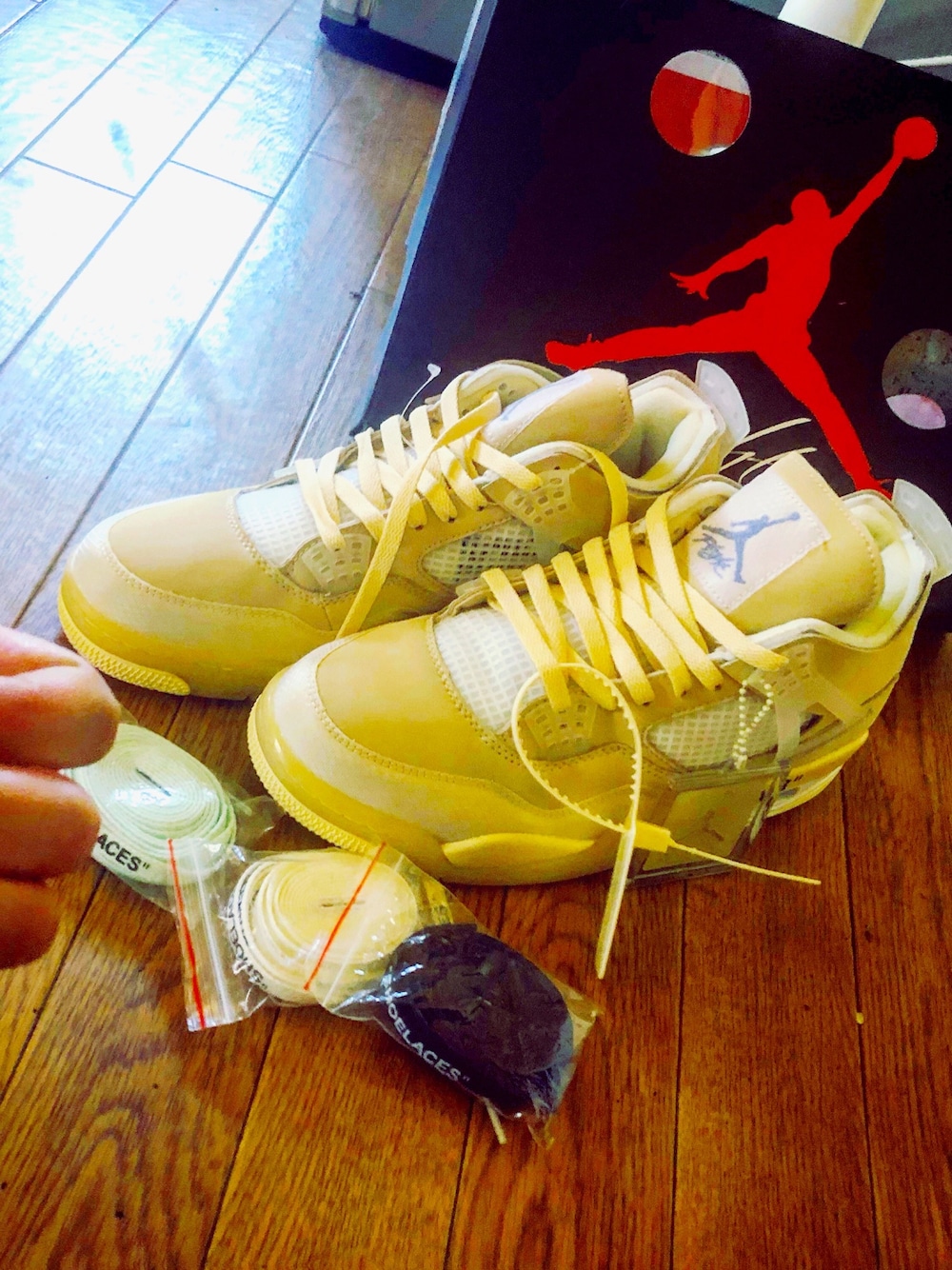 「ジョーダン4、オフホワイト、jordan4、NIKE、スニーカー」｜「AIR JORDANのアイテム（スニーカー、ベージュ系）」を使った、takahiroさん（メンズ・172cm）の夏コーディネートの1枚目の写真