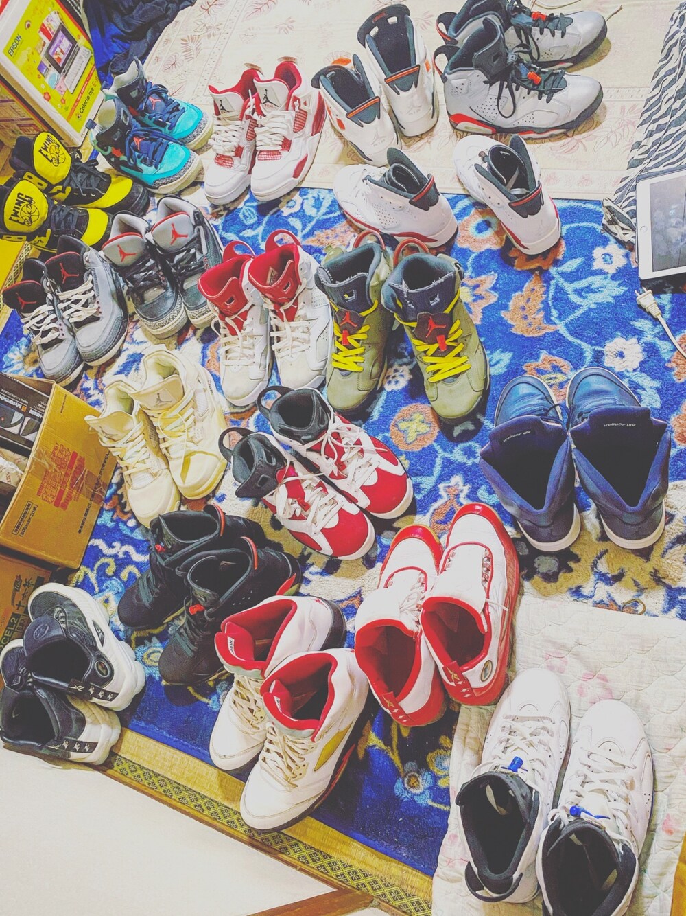 「スニーカー、AIR JORDAN、ユーイングスニーカー、reebok、アイバーソン」｜「Reebokのアイテム（スニーカー、レッド系）」を使った、takahiroさん（メンズ・172cm）の秋コーディネートの1枚目の写真