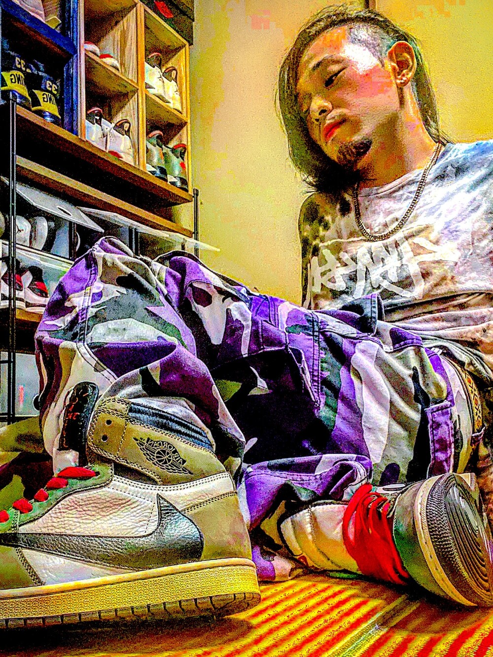 「aj1travisscott、HIPHOP、ラッパー、スニーカー好きと繋がりたい、NIKE、airjordan1」｜「ROTHCOのアイテム（カーゴパンツ、パープル系）」を使った、takahiroさん（メンズ・172cm）の春コーディネートの1枚目の写真
