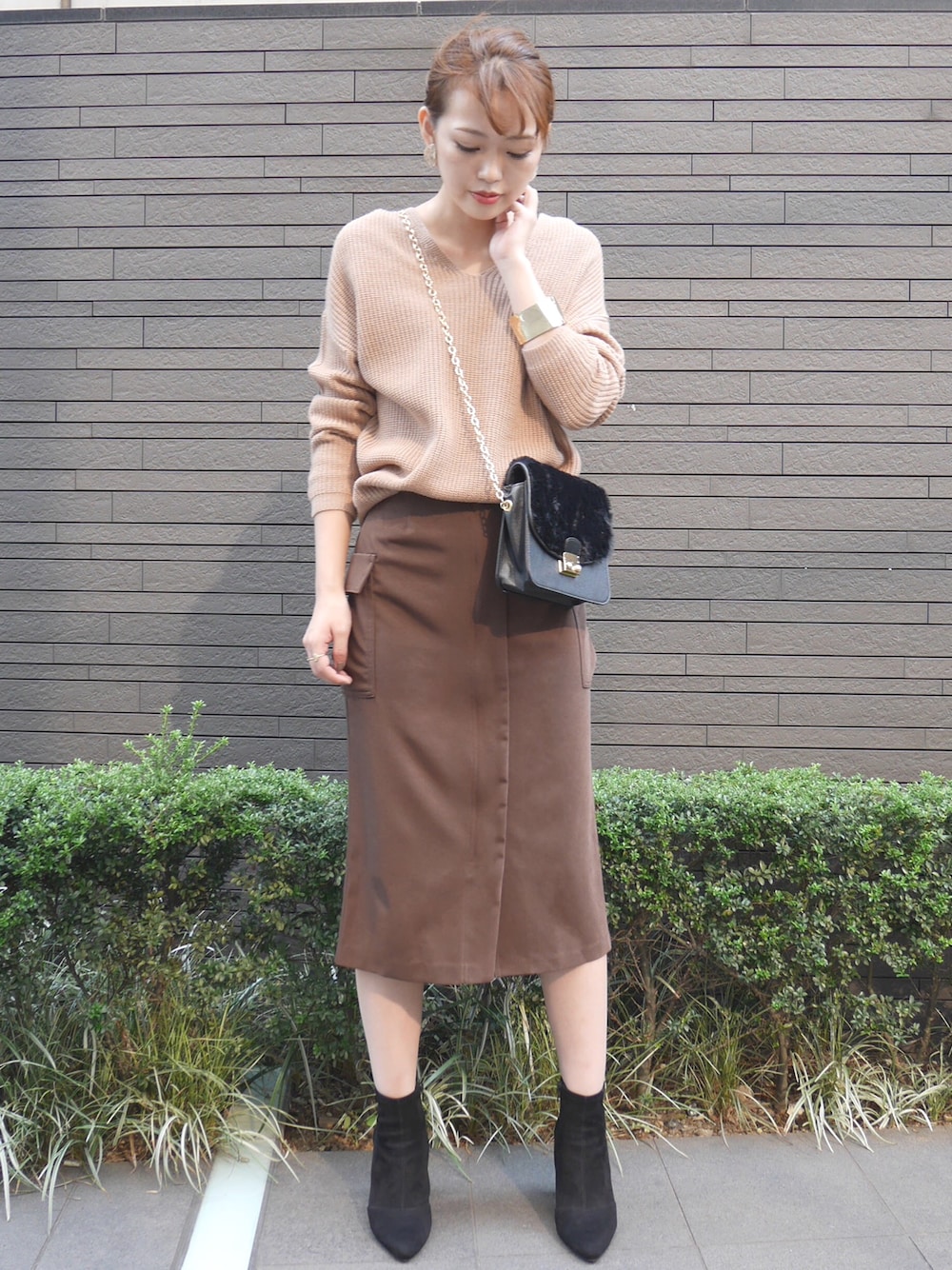 「秋コーデ、大人カジュアル、ニット、ワントーンコーデ、ootd、ラクチンコーデ、キレイめ、ファー小物、ブーティ、タイトスカート」｜「Roomy'sのVネックドルマン畦ニットトップス（ニット/セーター、ベージュ系）」を使った、Roomy'sさん（レディース・167cm）の秋コーディネートの1枚目の写真