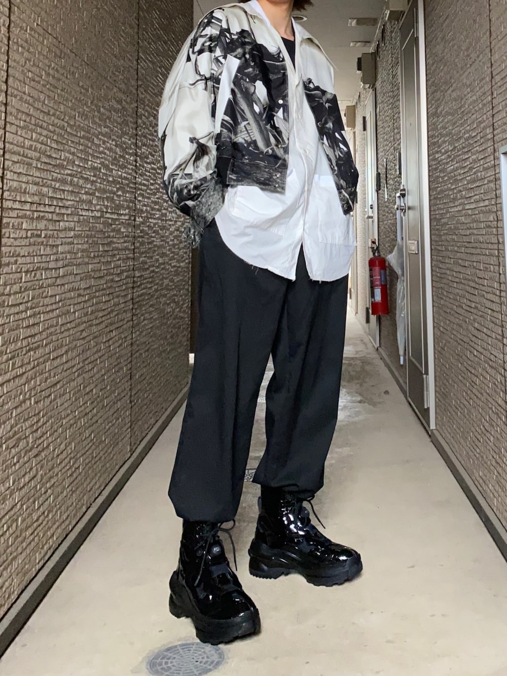 「春コーデ、休日スタイル、ootd、ワイドパンツ、ブラック、春アウター、今日のコーデ、モノトーン、スニーカー」｜「CHRISTIAN DADAのアイテム（ジャケット/アウター、ホワイト系）」を使った、kotarouuuunさん（メンズ・178cm）の春コーディネートの1枚目の写真