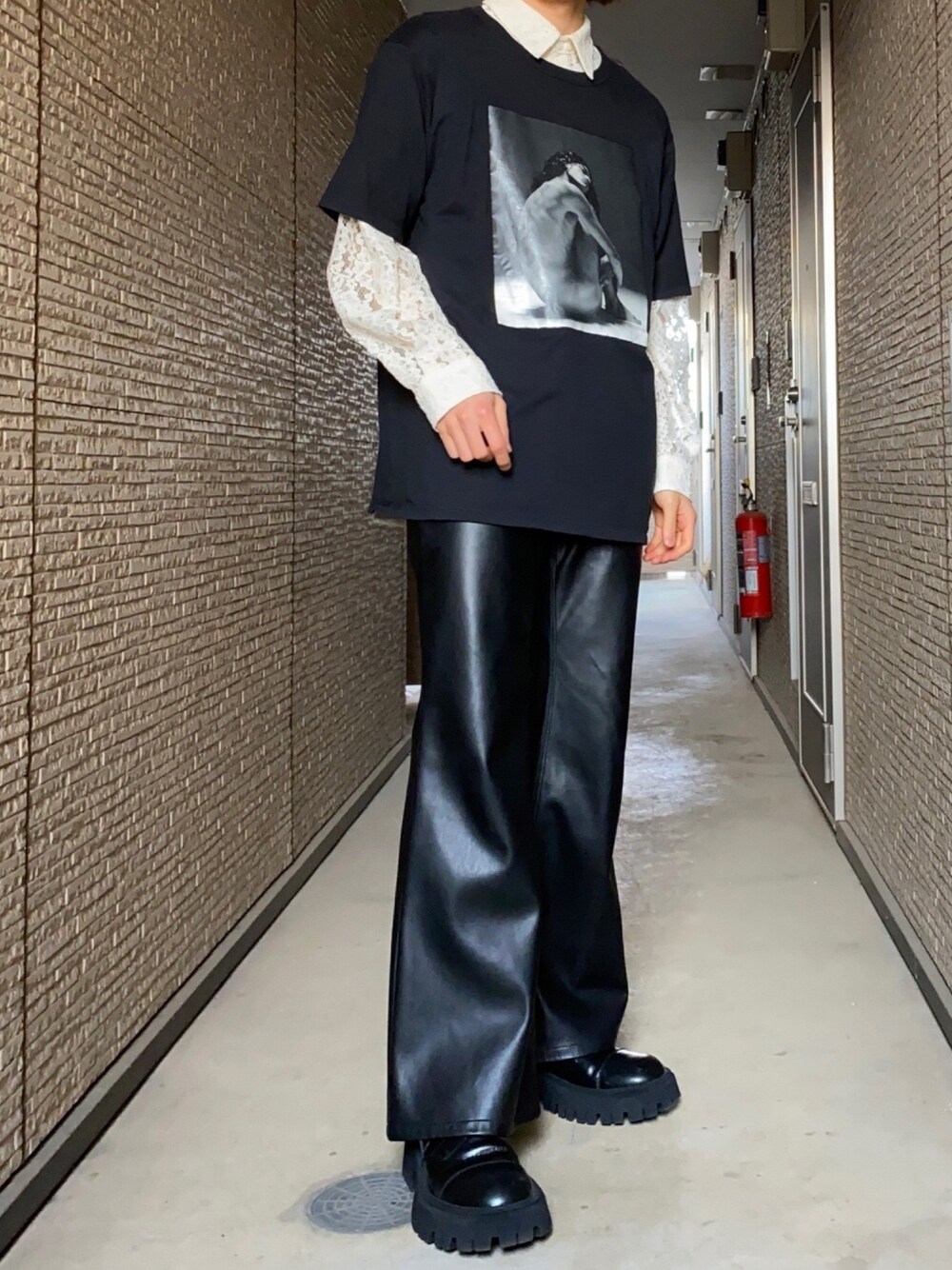 「春めきシューズ、春、休日コーデ、ootd、革靴、レースシャツ、フレアパンツ、レザーパンツ、おしゃれさんと繋がりたい、キレイめ」｜「DRESSEDUNDRESSEDのアイテム（Tシャツ/カットソー、ブラック系）」を使った、kotarouuuunさん（メンズ・178cm）の春コーディネートの1枚目の写真