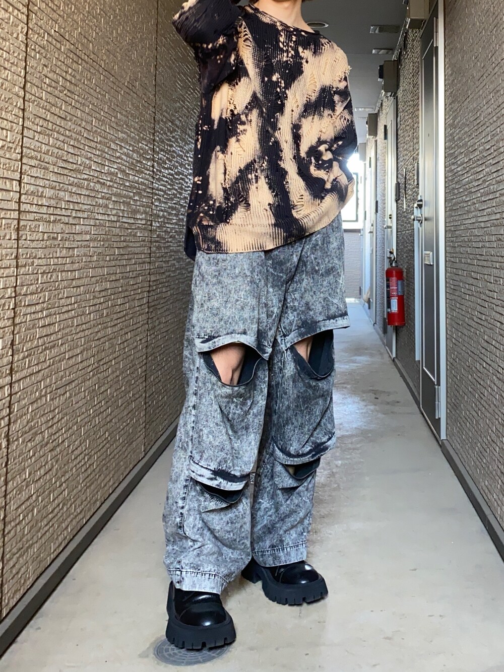 「春コーデ、ラフ、ビックシルエット、ストリート、デニムパンツ、革靴、ジップパンツ、ootd」｜「SYU.HOMME/FEMMのアイテム（ニット/セーター、ブラック系）」を使った、kotarouuuunさん（メンズ・178cm）の春コーディネートの1枚目の写真
