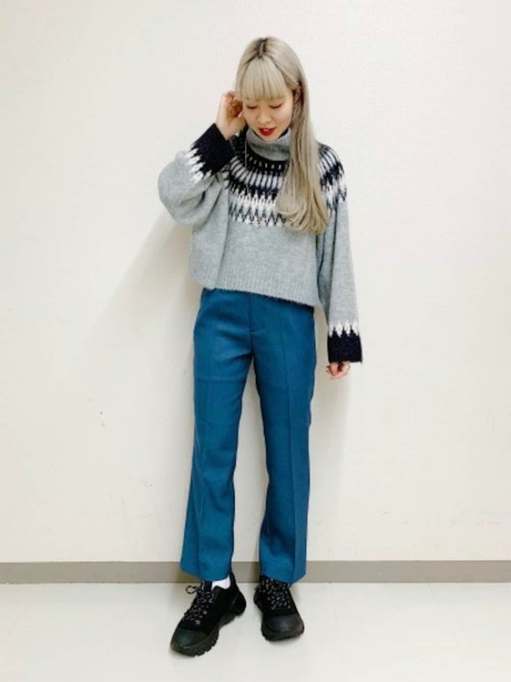 「ハイウエストデニム、JEANASiS、ジーナシス、フェアアイル、スニーカーコーデ、ハイネックニット、ノルディック柄、カジュアルコーデ、秋コーデ、フレアデニム」｜「JEANASISの3Gフェアアイルハイネックニット/857065（ニット/セーター、グレー系）」を使った、JEANASISアミュプラザ博多店STAFFさん（レディース・160cm）の秋コーディネートの1枚目の写真