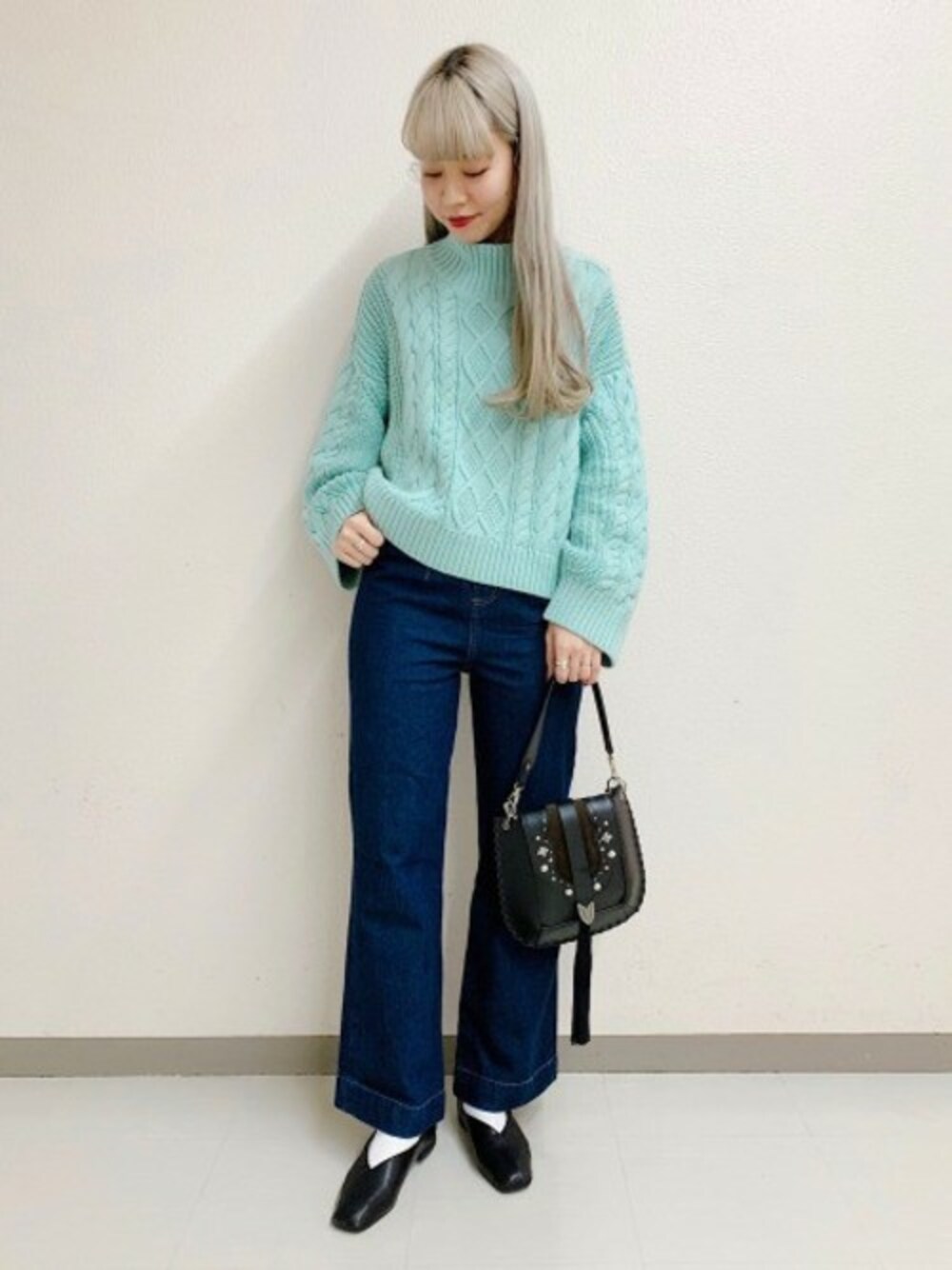 「JEANASiS、ケーブルニット、フラットシューズ、ジーナシス、ハイウエストパンツ、ハイネックニット、秋コーデ、フレアデニム、ミニBAG、ウエスタンBAG」｜「JEANASISの5Gケーブルハイネックショートニット/848057（ニット/セーター、グリーン系）」を使った、JEANASISアミュプラザ博多店STAFFさん（レディース・160cm）の秋コーディネートの1枚目の写真