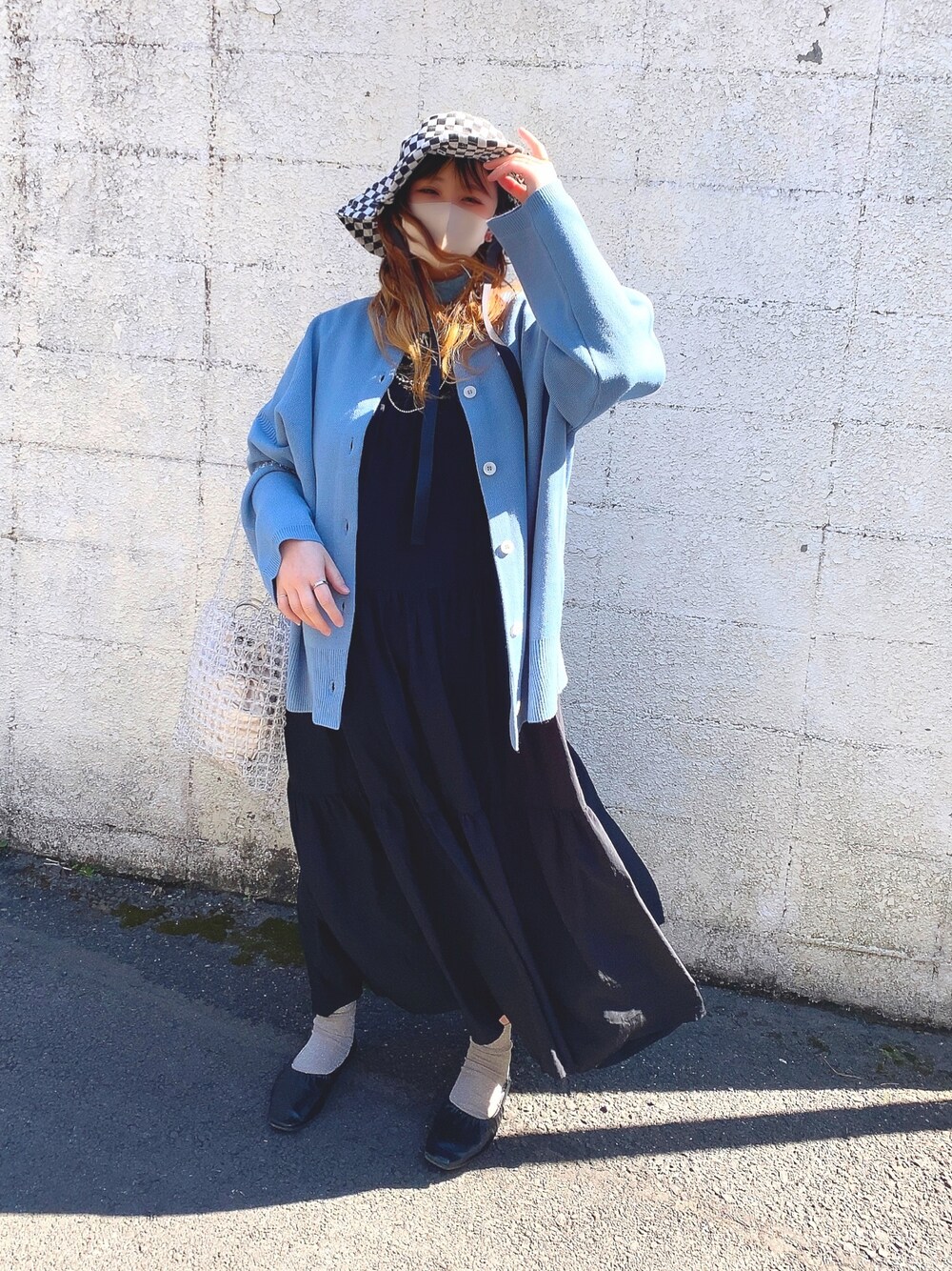 「wcloset、カーディガン、パンプス」｜「w closetの12Gニジュウスクルーカーディガン（カーディガン/ボレロ、ブルー系）」を使った、chihiro nagataniさん（レディース・151cm）の冬コーディネートの1枚目の写真