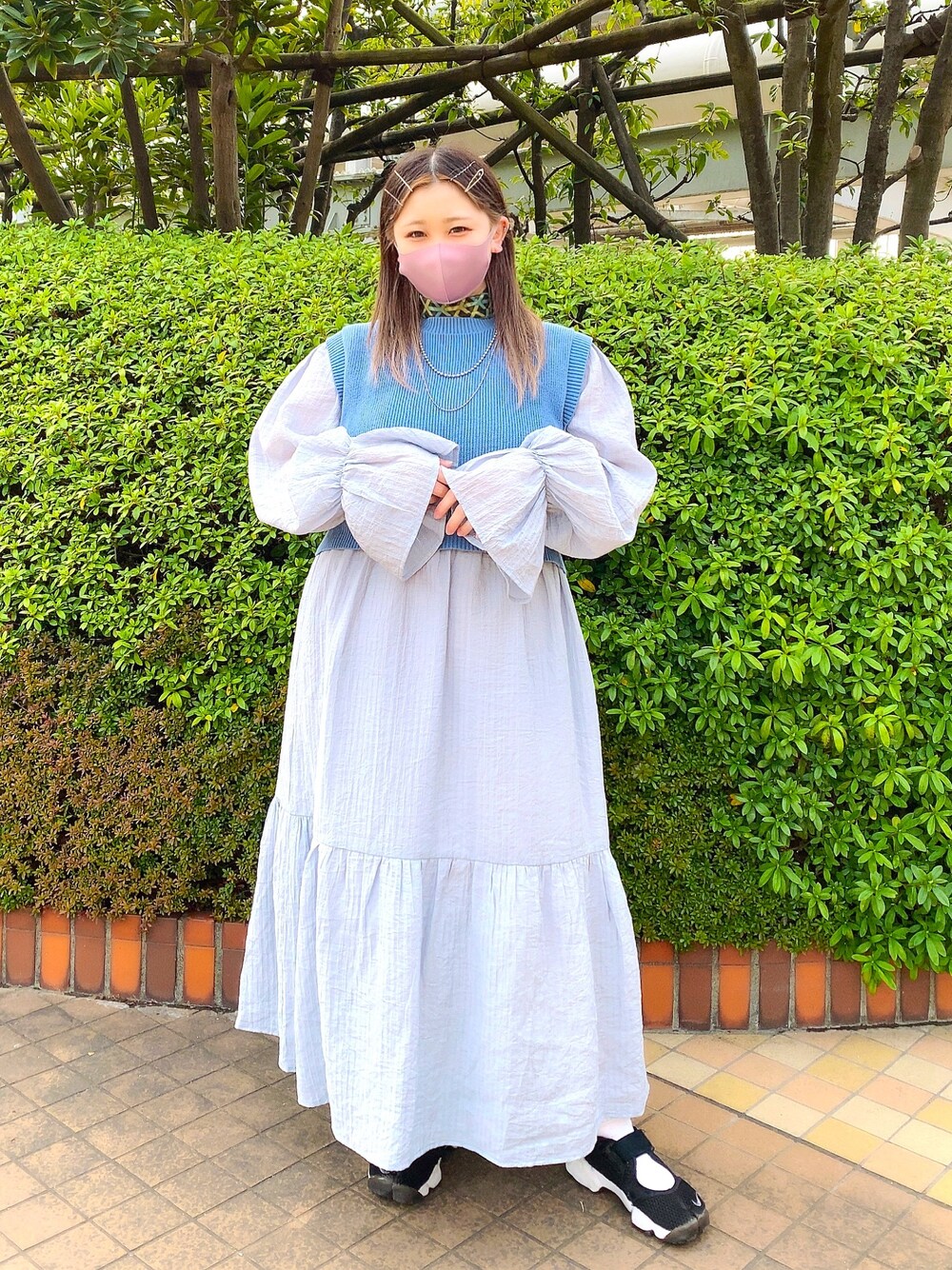 「wcloset、ワンピース、ベスト、ブルー、スカーフ」｜「w closetのしわ加工ティアードワンピース×ニットベストSET（ワンピース、ブルー系）」を使った、chihiro nagataniさん（レディース・151cm）の春コーディネートの1枚目の写真