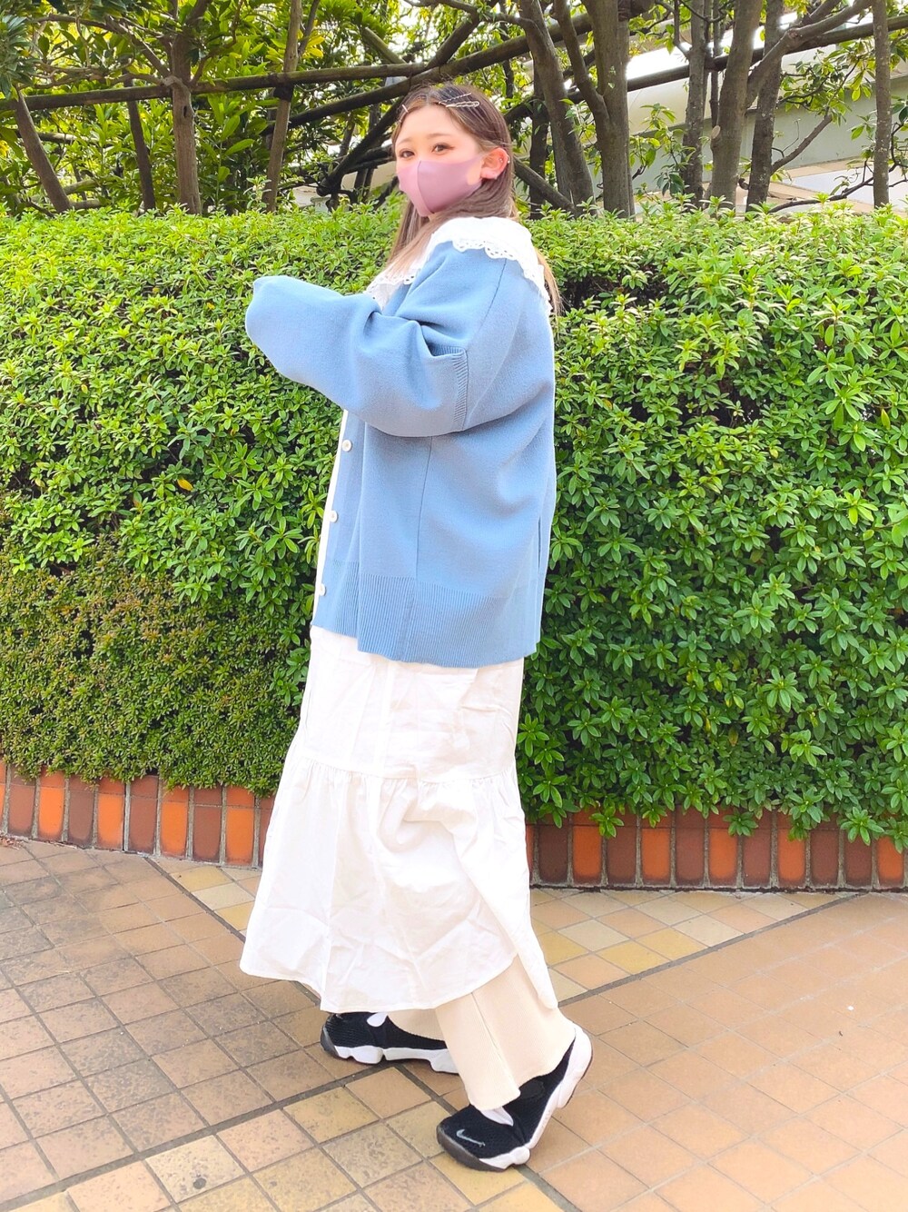 「リブパンツ、カーディガン、ワンピース、wcloset、スニーカー」｜「w closetの12Gニジュウスクルーカーディガン（カーディガン/ボレロ、ブルー系）」を使った、chihiro nagataniさん（レディース・151cm）の春コーディネートの1枚目の写真