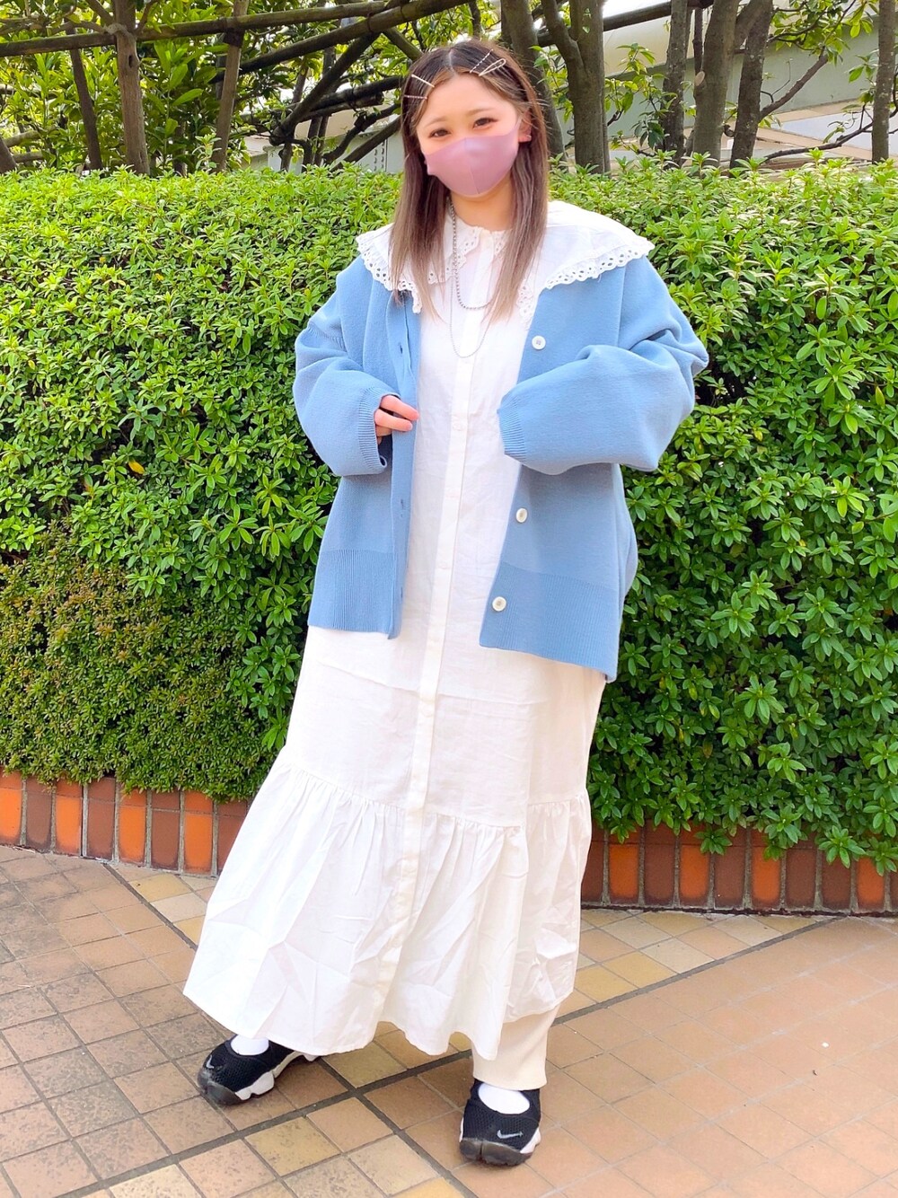 「低身長、wcloset、ワンピース、カーディガン、リブパンツ、スニーカー」｜「w closetのカットワークレースBIG衿ティアードシャツワンピース（シャツワンピース、ホワイト系）」を使った、chihiro nagataniさん（レディース・151cm）の春コーディネートの1枚目の写真