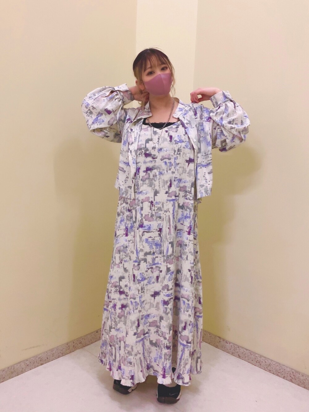 「ペイント、キャミワンピ、柄シャツ、セットアップ、アンサンブル、パープル」｜「w closetのペイント柄プリーツキャミワンピース（ワンピース、パープル系）」を使った、chihiro nagataniさん（レディース・151cm）の春コーディネートの1枚目の写真