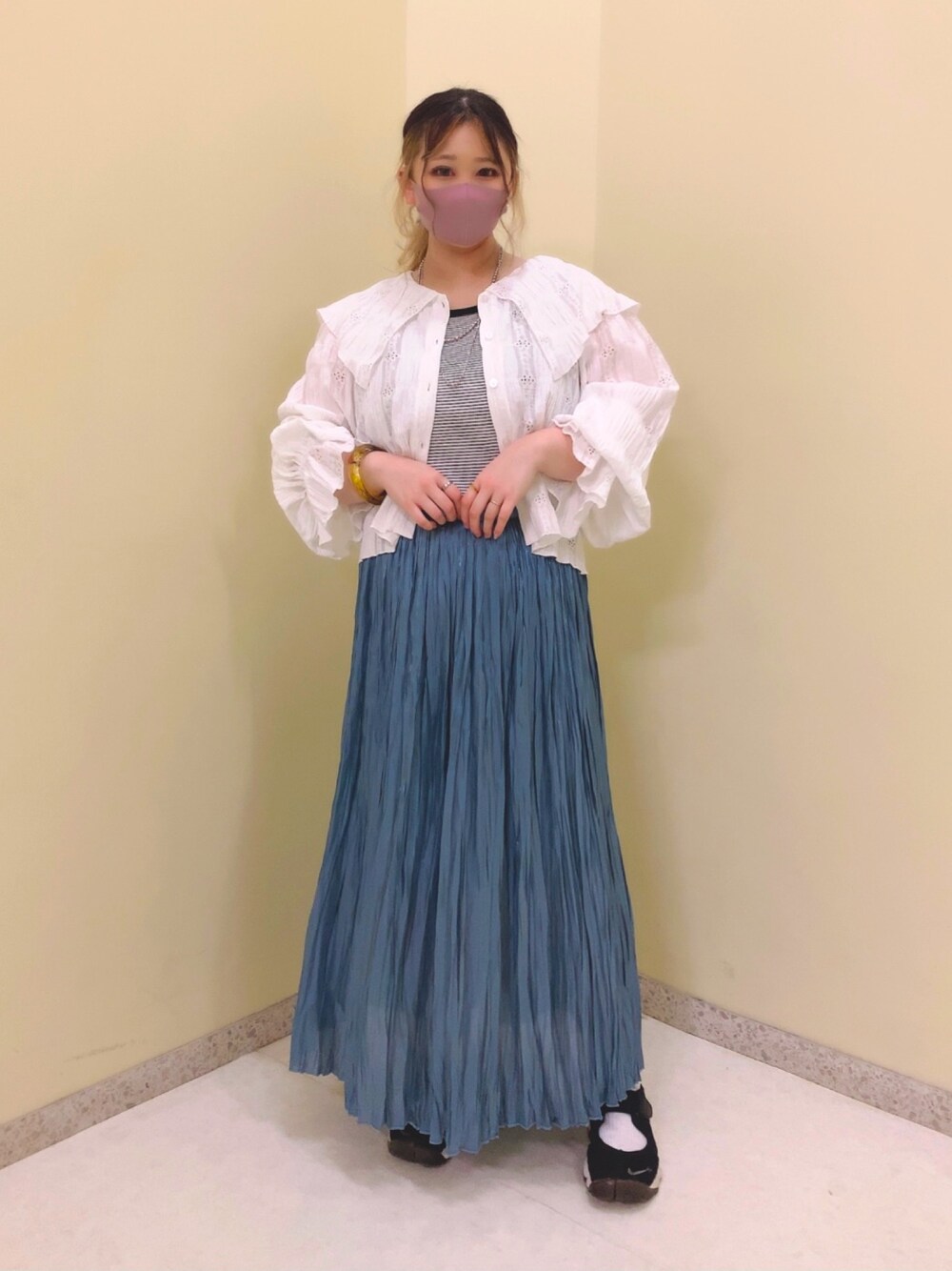 「春カラー、ブラウス、ボーダータンクトップ、サテンスカート、スニーカーコーデ、ブルー」｜「w closetのビックカラーショートブラウス（シャツ/ブラウス、ホワイト系）」を使った、chihiro nagataniさん（レディース・151cm）の春コーディネートの1枚目の写真