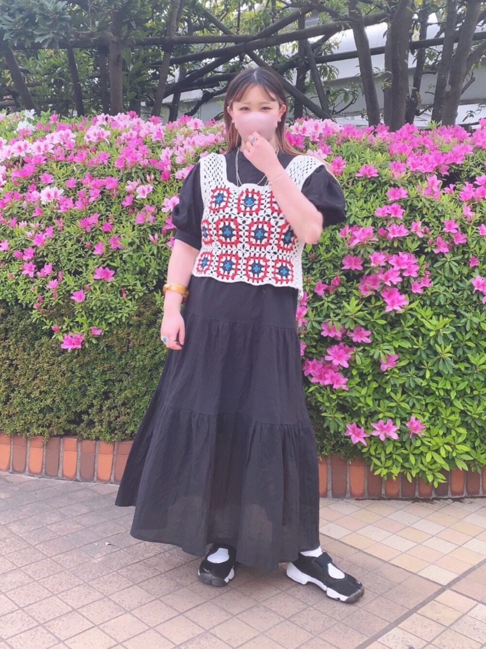 「wcloset、ビスチェ、ワンピース、スニーカー、春、低身長」｜「w closetの後ろリボンティアードワンピース（ワンピース、ブラック系）」を使った、chihiro nagataniさん（レディース・151cm）の春コーディネートの1枚目の写真