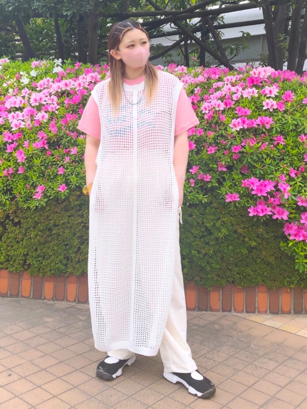 「主役はカラーパンツ、パンツスタイル、春コーデ、リラックススタイル、透かし編みニット、wcloset、Tシャツ、メッシュ」｜「w closetの7Gメッシュ編みロングベスト（ベスト、ホワイト系）」を使った、chihiro nagataniさん（レディース・151cm）の春コーディネートの1枚目の写真