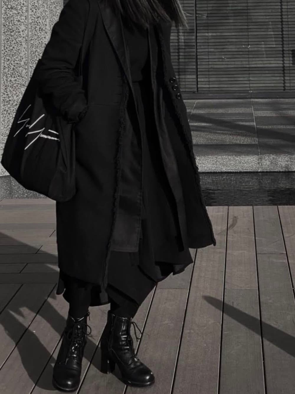 「Yohji Yamamotoのアイテム（トートバッグ、ブラック系）」を使った、アイさん（レディース・155cm）の夏コーディネートの1枚目の写真