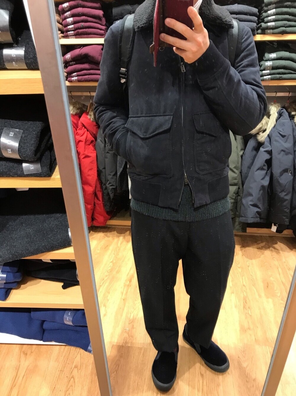 ブルー系のブルゾン、グリーン系のニット/セーター、ブルー系のその他パンツを着用したメンズの冬コーディネートの1枚目の写真