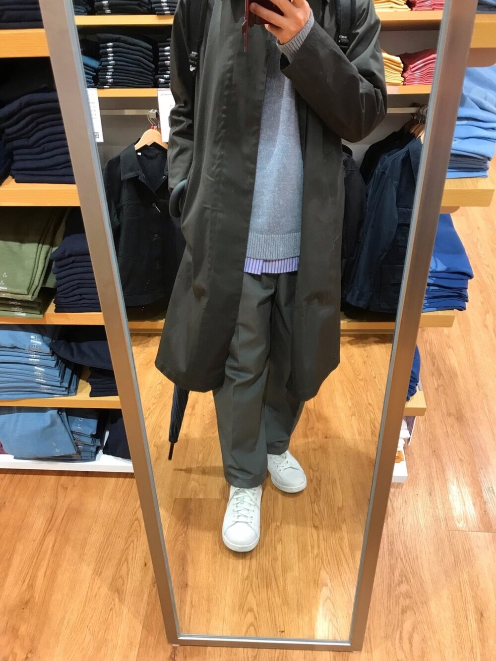 「UNIQLO、UNIQLO U、adidas、ステンカラーコート、ブロックテック、スタンスミス、雨の日コーデ、グレー」｜「UNIQLOのアイテム（ステンカラーコート、グレー系）」を使った、いっちーさん（メンズ・161cm）の春コーディネートの1枚目の写真