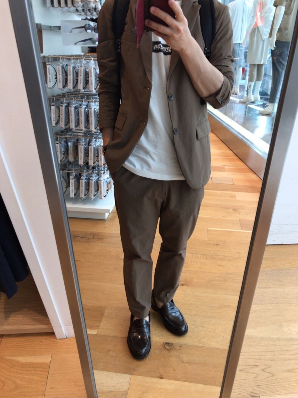 ブラウン系のテーラードジャケット、ブラウン系のその他パンツ、ホワイト系のTシャツ/カットソーを着用したメンズの夏コーディネートの1枚目の写真