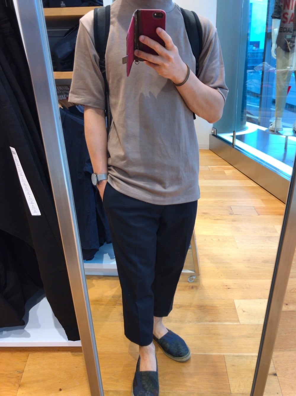 「GU、UNIQLO、モックネック、ベージュ、アンクルパンツ、エスパドリーユ、ボタニカル柄、ワンツーコーデ、シンプル」｜「GUのアイテム（Tシャツ/カットソー、ベージュ系）」を使った、いっちーさん（メンズ・161cm）の秋コーディネートの1枚目の写真