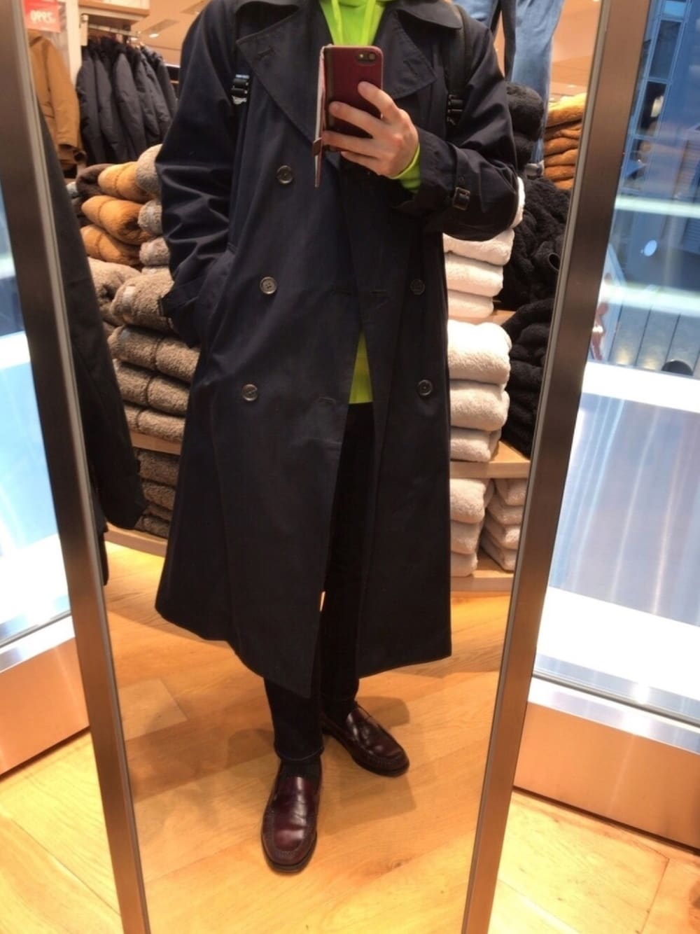 「GU、UNIQLO、nano・universe、パーカー、ネオンカラー、トレンチコート、スキニーデニム、Yライン」｜「GUのアイテム（パーカー、イエロー系）」を使った、いっちーさん（メンズ・161cm）の冬コーディネートの1枚目の写真