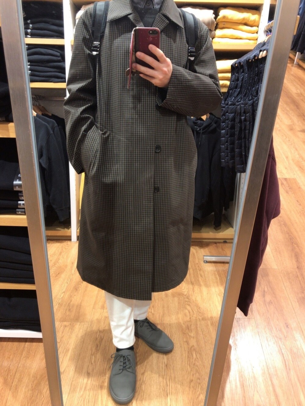 「UNIQLO U、UNIQLO、BEAUTY&YOUTH UNITED ARROWS、ガンクラブチェックコート、カシミヤニット、デニムシャツ、白スキニー、Yライン、全身ユニクロ」｜「UNIQLOのブロックテックステンカラーコート（その他アウター、ブラック系）」を使った、いっちーさん（メンズ・161cm）の冬コーディネートの1枚目の写真