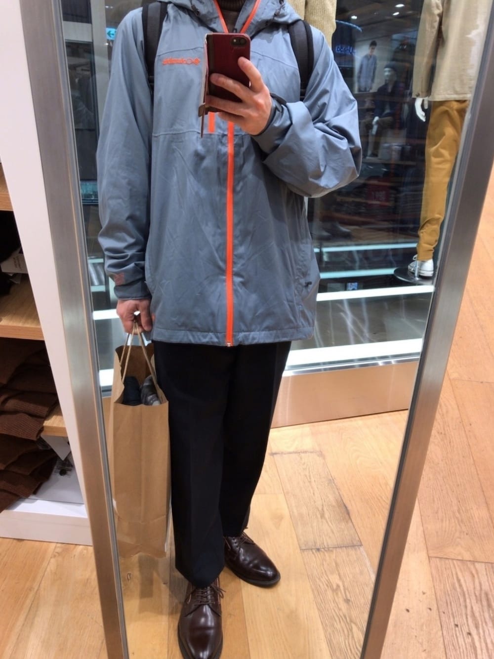 グレー系のナイロンジャケット、ブラウン系のニット/セーター、ブルー系のその他パンツを着用したメンズの春コーディネートの1枚目の写真