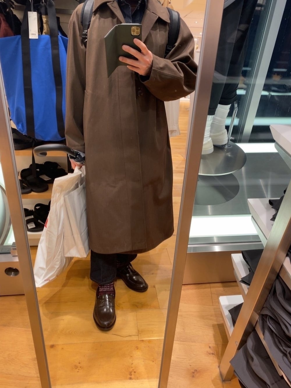 ブラウン系のその他アウター、ブルー系のブルゾン、ブルー系のデニムパンツを着用したメンズの春コーディネートの1枚目の写真